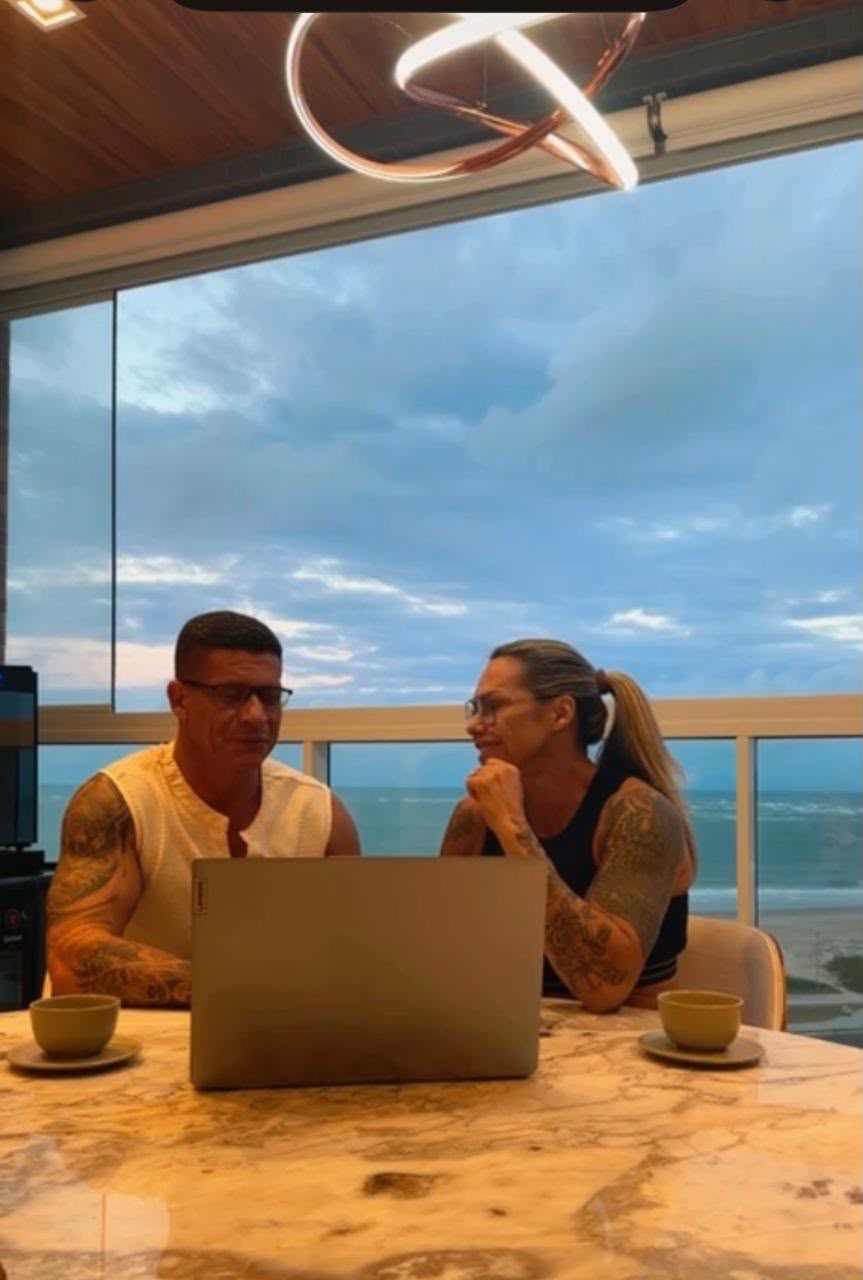 Anderson e Lenister realizando atendimento de consultoria online